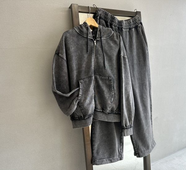 一味違うSWEAT SET UPをご紹介。