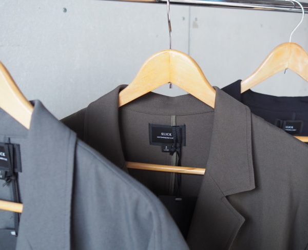 冬から春へ。SLICKで揃える軽やかな一着